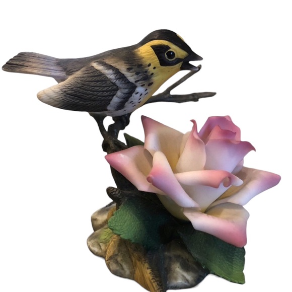Vintage Goldfinch with pink rose Porcelain figurine - Picture 1 of 9